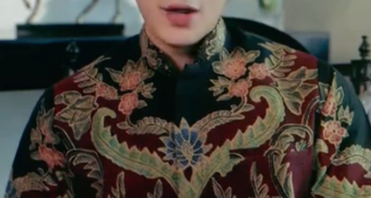 Giorgio Antonio mengenakan kemeja batik saat memberikan klarifikasi hubungan dengan Sarwendah.