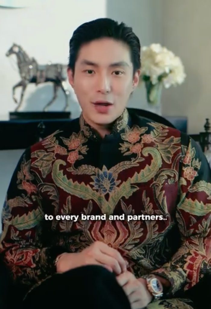 Giorgio Antonio mengenakan kemeja batik saat memberikan klarifikasi hubungan dengan Sarwendah.