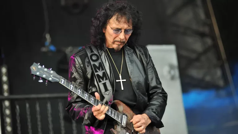 Tragedi Pabrik yang Melahirkan Heavy Metal: Kisah Tony Iommi dan Jari-Jari Rajutan Logam