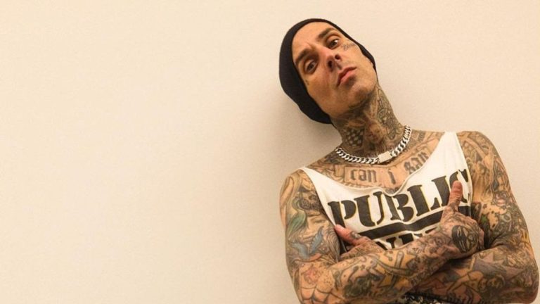 Meski Tangan Patah, Travis Barker Tetap Gahar Saat Gebuk Drum!