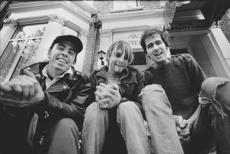 Kurt Cobain & Nirvana: Suara Generasi X yang Mengubah Peta Musik Dunia