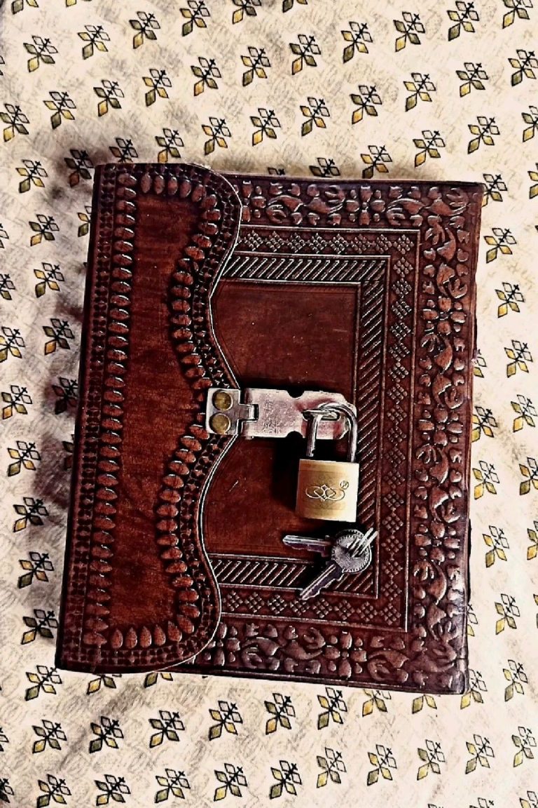 Buku Harian dan Kunci Gembok Kecil: Ruang Rahasia Remaja 90-an