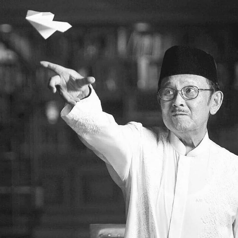 B.J. Habibie di Dekade 90-an: Arsitek Demokrasi dan Visioner Teknologi di Tengah Badai Reformasi